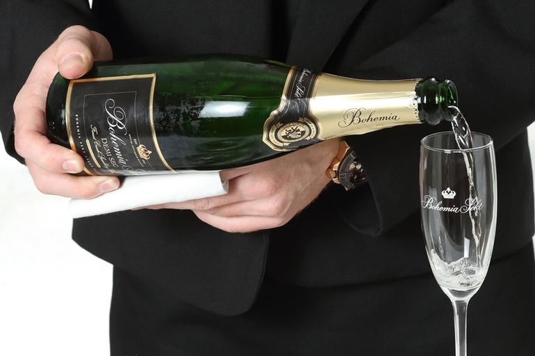 Как правильно, аккуратно и безопасно открывать шампанское Как правильно, аккуратно и безопасно открывать шампанское