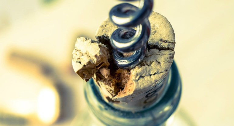 Как правильно, аккуратно и безопасно открывать шампанское Как правильно, аккуратно и безопасно открывать шампанское