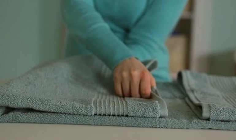 Как правильно и компактно сложить банное полотенце Как правильно и компактно сложить банное полотенце