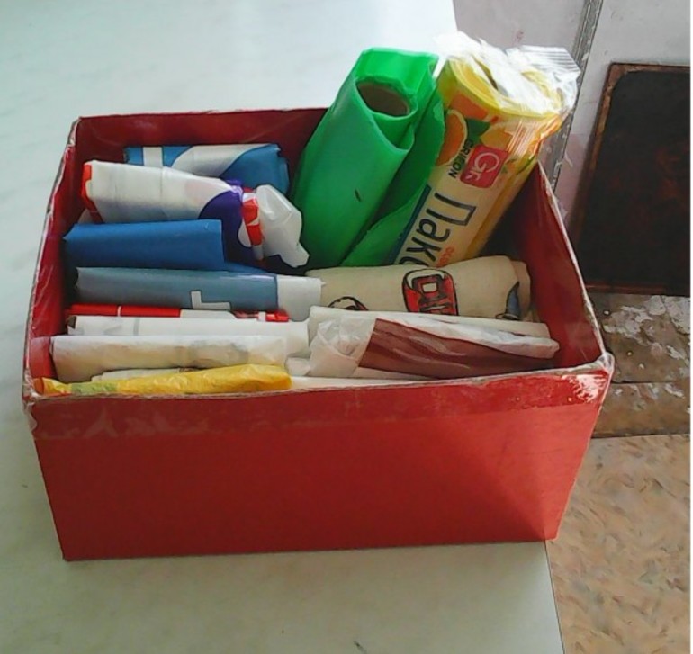 Как правильно и компактно сложить целлофановые пакеты Как правильно и компактно сложить целлофановые пакеты