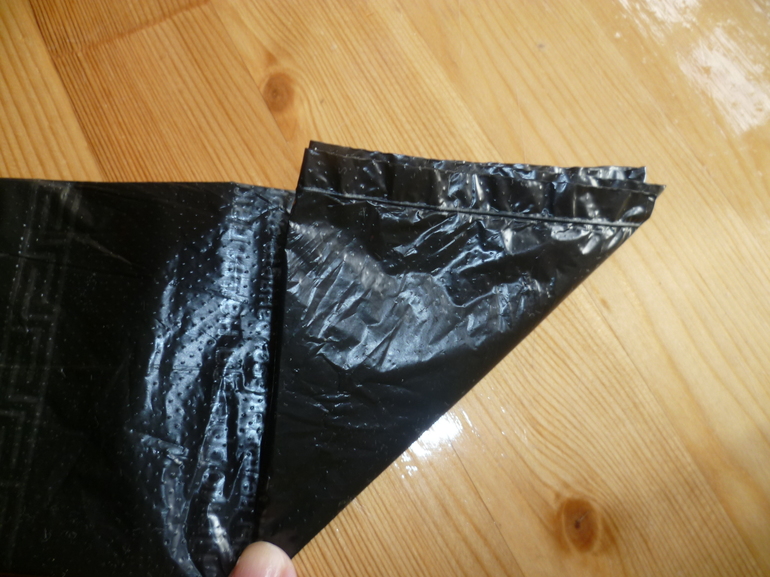 Как правильно и компактно сложить целлофановые пакеты Как правильно и компактно сложить целлофановые пакеты