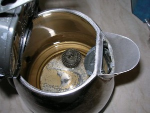 Как правильно очищать от накипи электрический чайник?