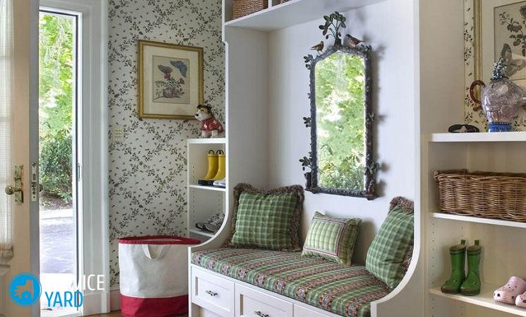 Как правильно повесить зеркало в прихожей?