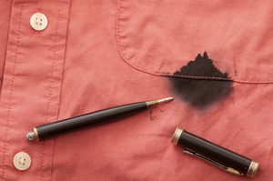Как правильно выводить пятна от чернил шариковой ручки?