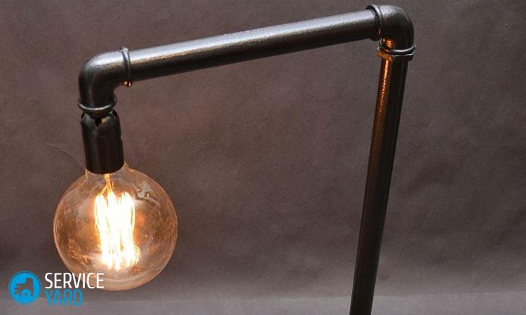 Как прикрепить лампу к столу?