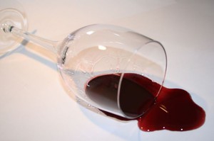 Как просто и эффективно отстирать пятна от красного вина