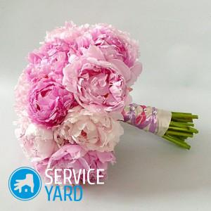 Как сделать цветы из конфет и гофрированной бумаги своими руками?