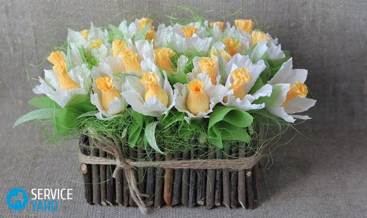 Как сделать цветы из конфет и гофрированной бумаги своими руками?