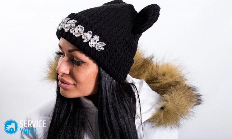 Как украсить вязаную шапку своими руками?