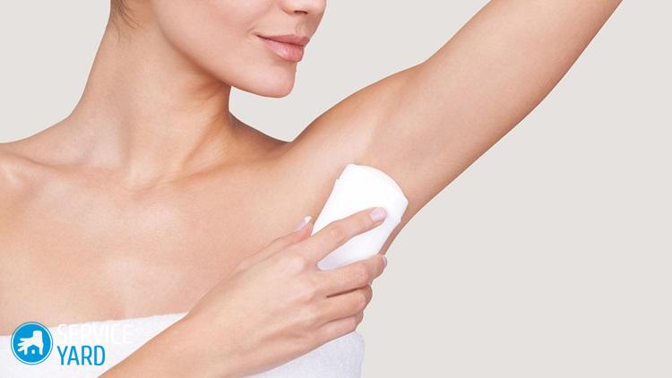 Как вывести пятна от пота под мышками на белой одежде?