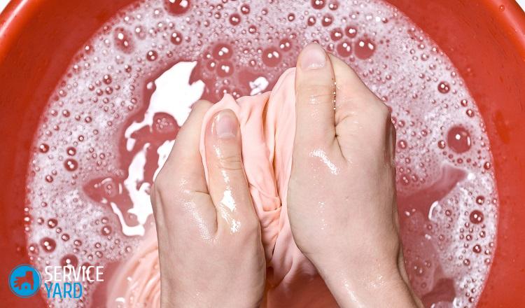 Как вывести пятно от духов с одежды