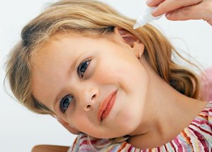 Капати чи камфорне масло у вухо: застосування для лікування