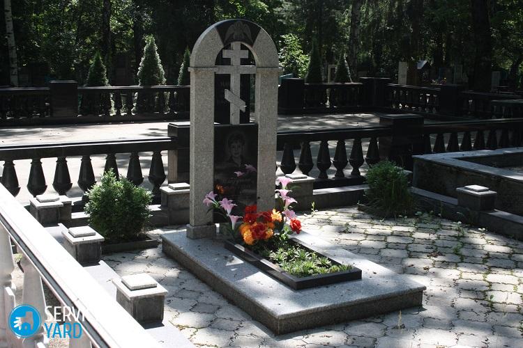 Когда ставят памятник после похорон?