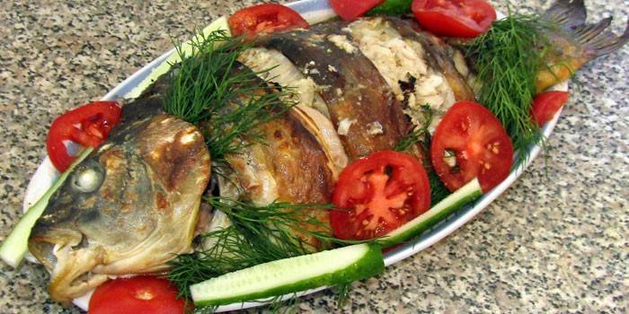 Короп, запечений в духовці: як смачно приготувати рибу