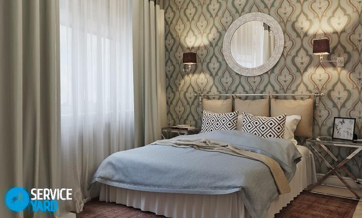 Кровать у окна в спальне — дизайн