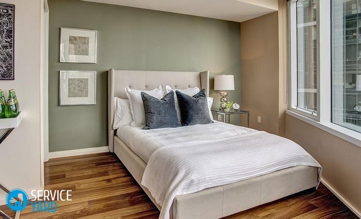 Кровать у окна в спальне — дизайн