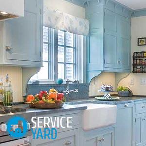 Кухня с мойкой у окна