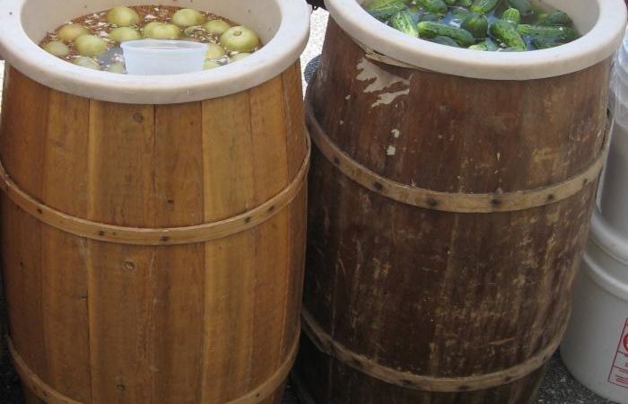 Квашені зелені помідори в бочках і банку: 2 кращих класичних рецепту з докладними інгредієнтами