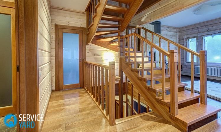 Лестница на второй этаж на даче