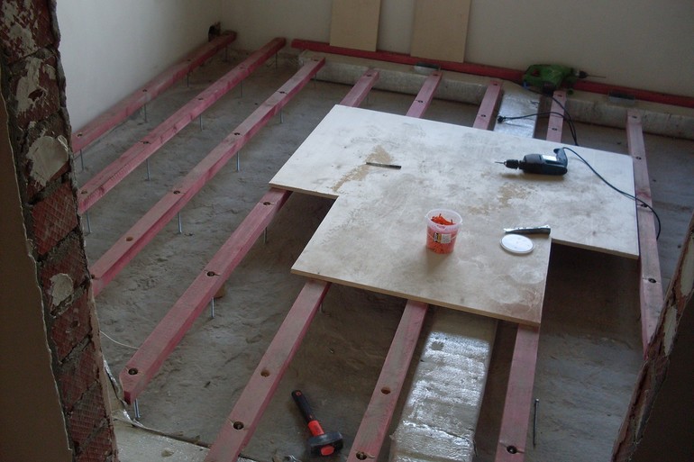 Монтаж плитки в деревянном доме на деревянный пол