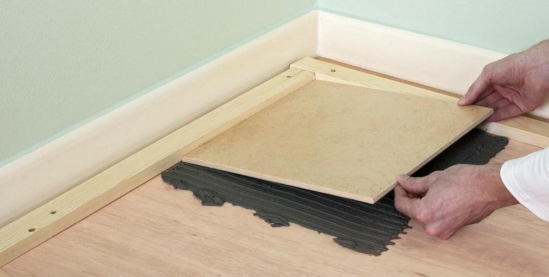 Монтаж плитки в деревянном доме на деревянный пол