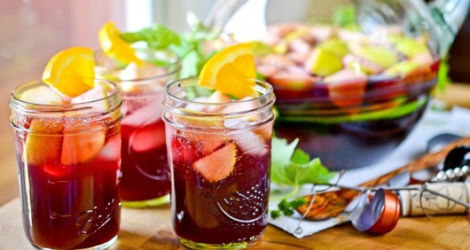 Напій сангрія в домашніх умовах: рецепти з фото. Як приготувати сангрію класичну, игристую, фруктову, білу, червону, гарячу, по-іспанськи, безалкогольну?