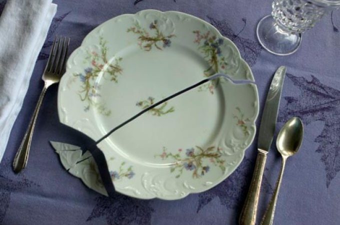 Народні прикмети про посуді. До чого б'ється, тріскається посуд, мити посуд в гостях, в чужому будинку, на ніч: прикмета