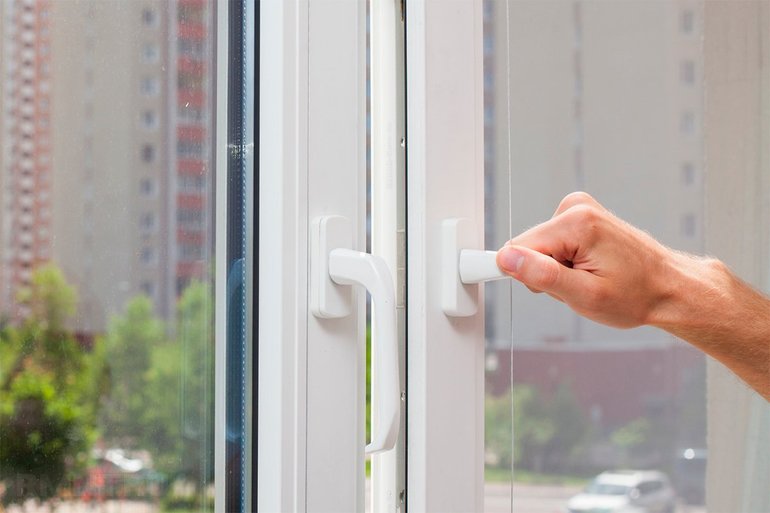 Не закрывается пластиковое окно: что делать