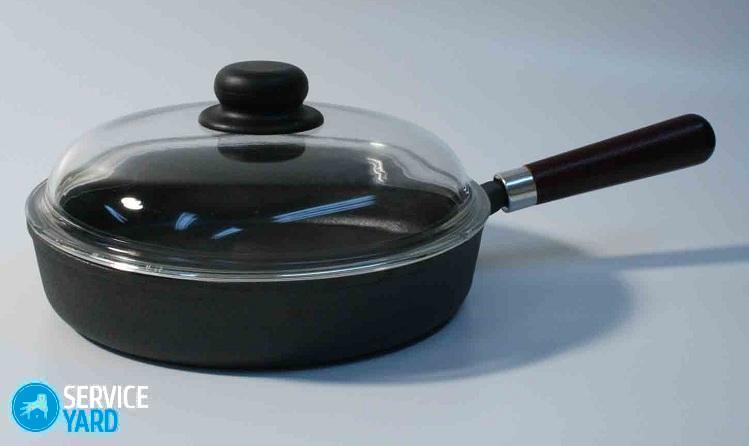 Очистка сковороды от нагара клеем