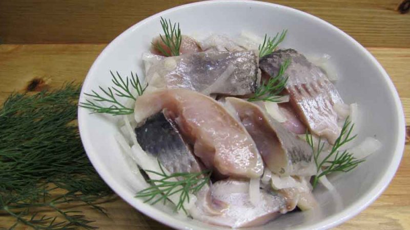 Оселедець, маринований в домашніх умовах: з цибулею та оцтом, по-голландськи