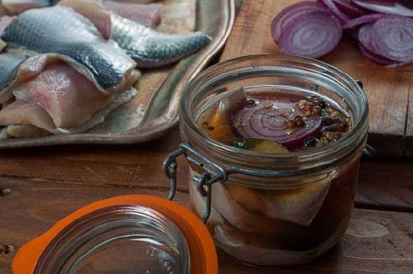 Оселедець, маринований в домашніх умовах: з цибулею та оцтом, по-голландськи