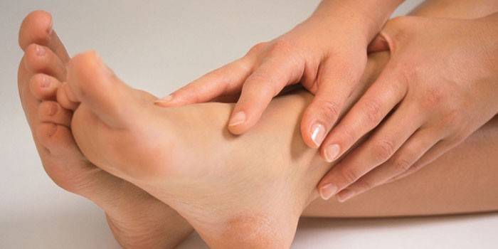 Пітніють ноги — причини у дорослого і дитини. Що робити при гіпергідрозі стоп — лікування в домашніх умовах