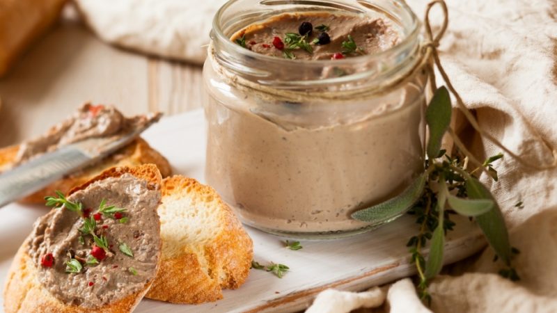 Печінковий паштет з курячої печінки: покроковий рецепт з яблуками, з плавленим сиром, з чорносливом і горіхами, з грибами