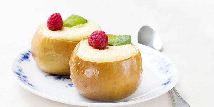 Печені яблука в духовці: рецепти