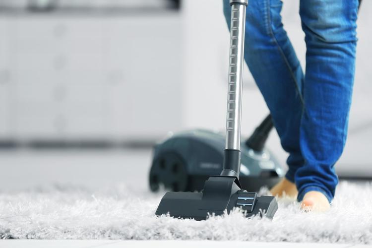 Почему искрят щетки в пылесосе?