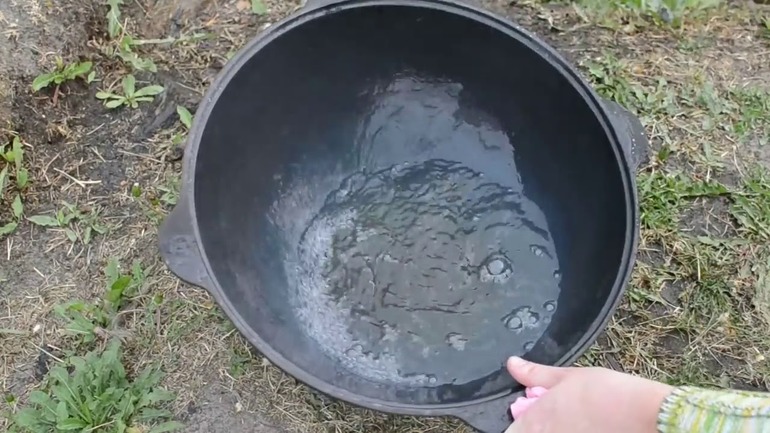 Правильная прокалка и обжиг на костре казана из чугуна