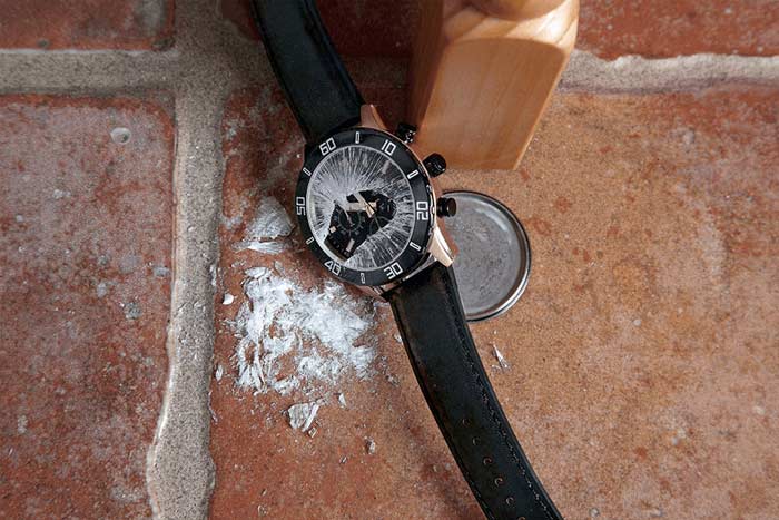 Прикмети про розбиті годинник, до чого падають зі стіни або з руки Прикмети про розбиті годинник, до чого падають зі стіни або з руки