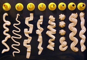 Прикраса торта кремом з кондитерського шприца