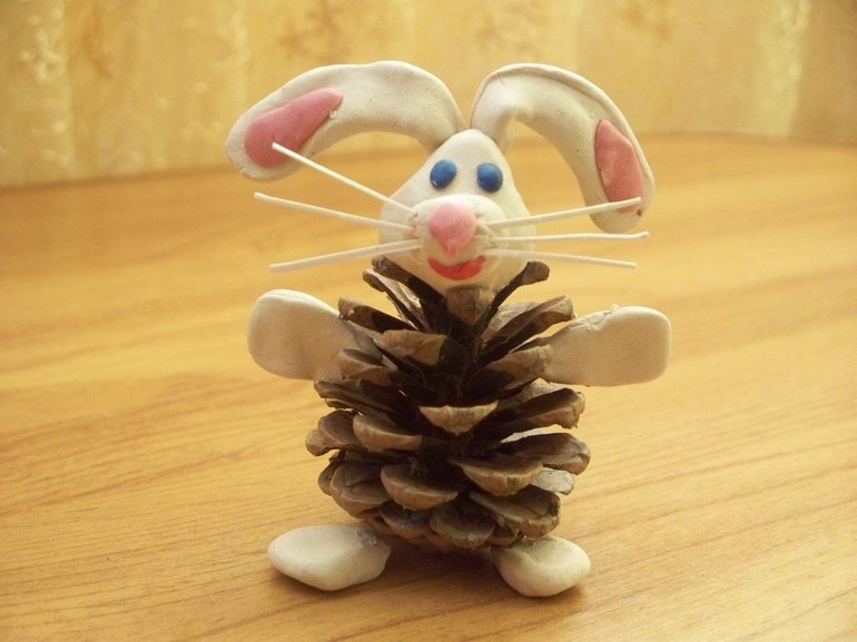 Простая поделка из шишек в школу Простая поделка из шишек в школу