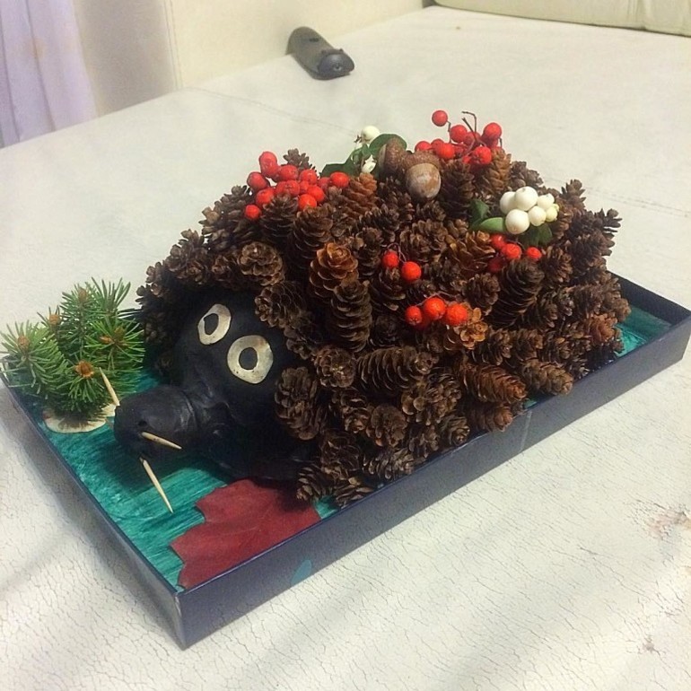 Простая поделка из шишек в школу Простая поделка из шишек в школу