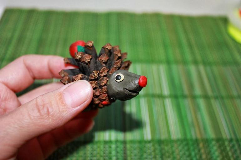 Простая поделка из шишек в школу Простая поделка из шишек в школу