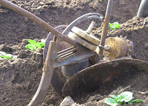 Ручний окучник для картоплі