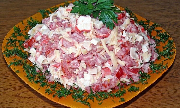 Салат з крабовими паличками і помідорами: 2 кращих і швидких рецепту з покроковим приготуванням