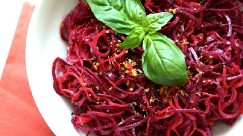 Салат із сирого буряка. Прості і смачні рецепти на кожен день.