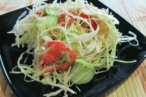 Салат зі свіжої капусти, огірків і помідорів