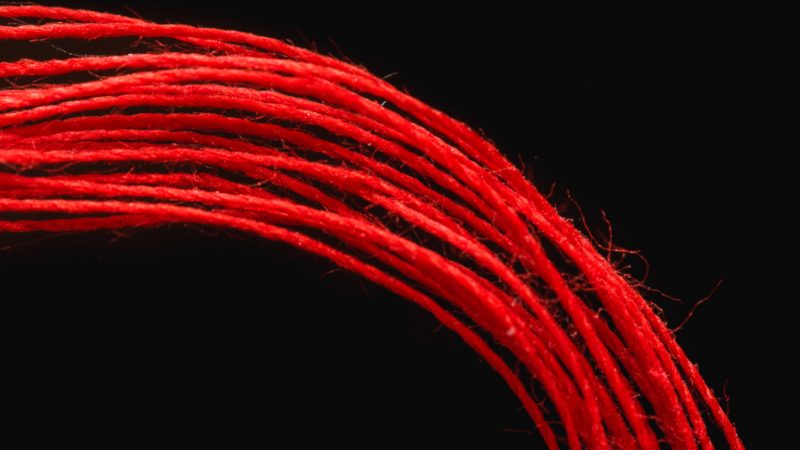 Що означає червона нитка на зап'ясті, на якій руці носять червону нитку? Як правильно зав'язати червону нитку на зап'ясті?