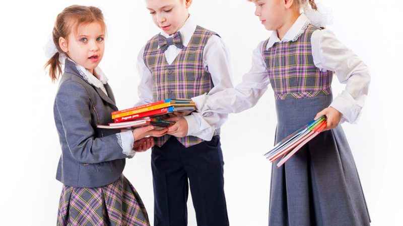 Що потрібно до 1 вересня батькам? Як одягнути першокласницю(ка) на 1 вересня, як одягнутися мамі, що подарувати вчителю?