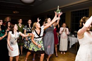 Що значить зловити букет нареченої на весіллі – народні прикмети та весільні традиції