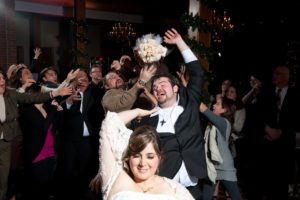 Що значить зловити букет нареченої на весіллі – народні прикмети та весільні традиції Що значить зловити букет нареченої на весіллі – народні прикмети та весільні традиції