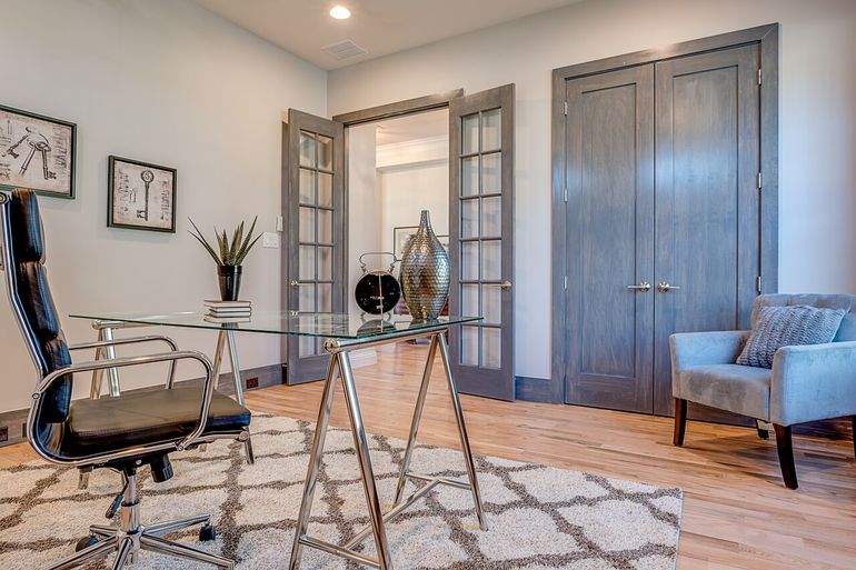 Серые межкомнатные и входные двери в интерьере квартиры